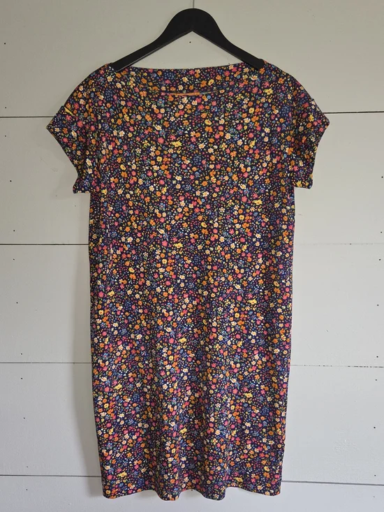 Floral Short Sleeve Shift Dress in Navy and Multicolor
