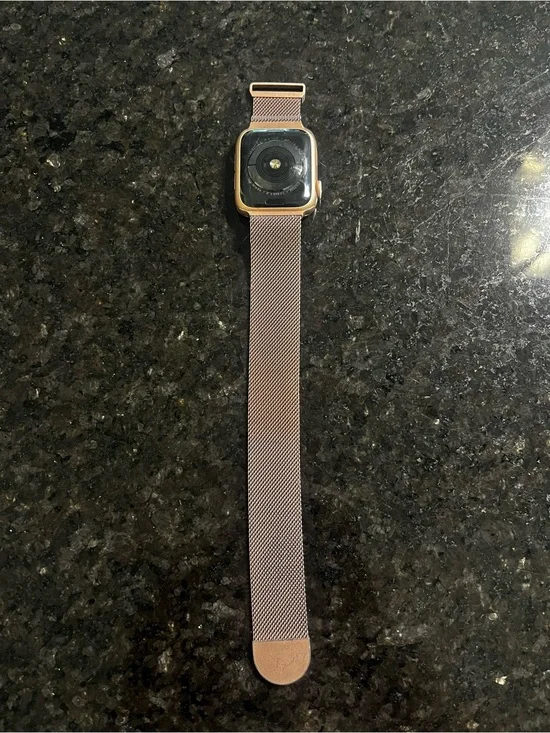 Rose gold apple watch with Rose Gold Mesh Band
