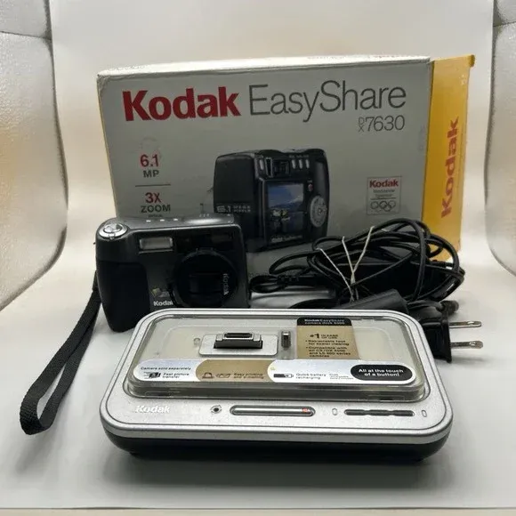 Kodak EasyShare DX7630 Digital Camera w/ Batteries, Charger, and Transfer Base