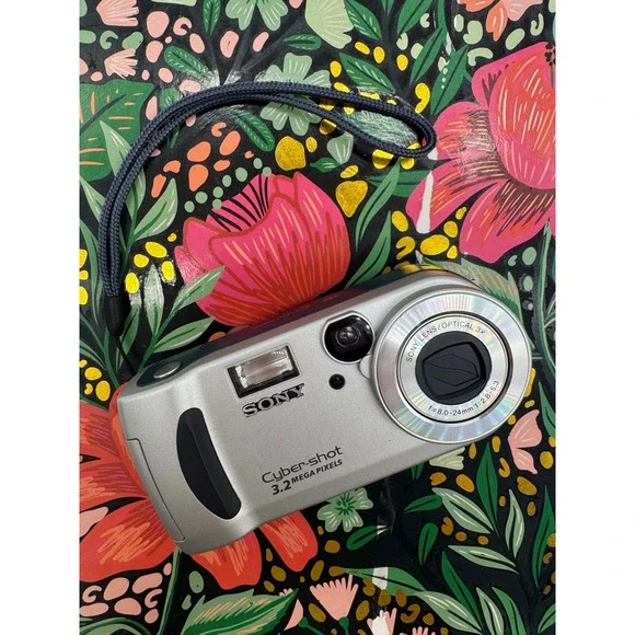 Sony Cyber-shot DSC-P71 3.2MP Digital Camera Silver Y2K Vintage Bundle Case