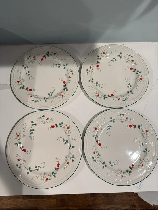Pfaltzgraff Winterberry Holly 10.5 Dinner Plates Set of 4 Stoneware