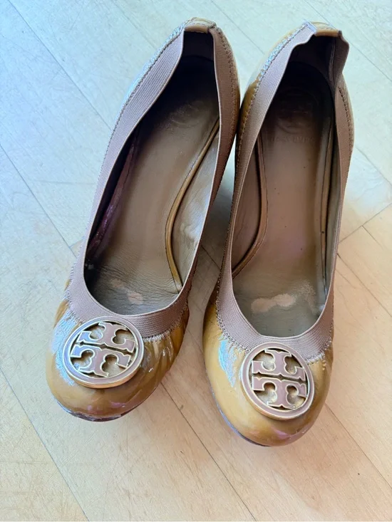 Tory Burch Caramel Patent Leather Logo Wedge shoes