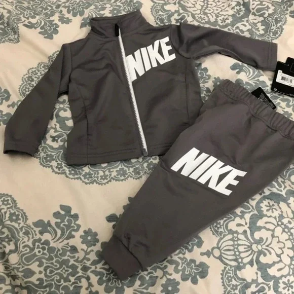 NWT Toddler infant Grey and white Nike 2 piece set activewear sporty athletic