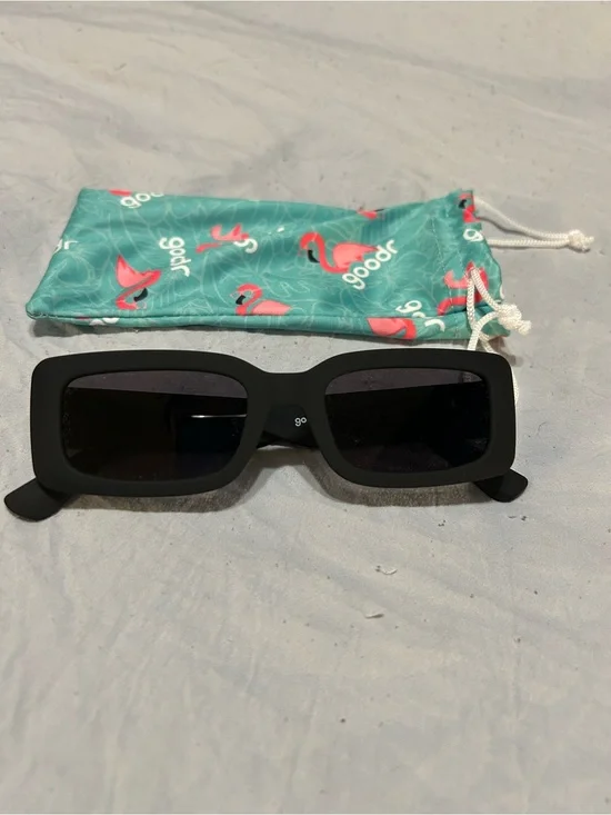 90s-Inspired Matte Black Rectangle Sunglasses