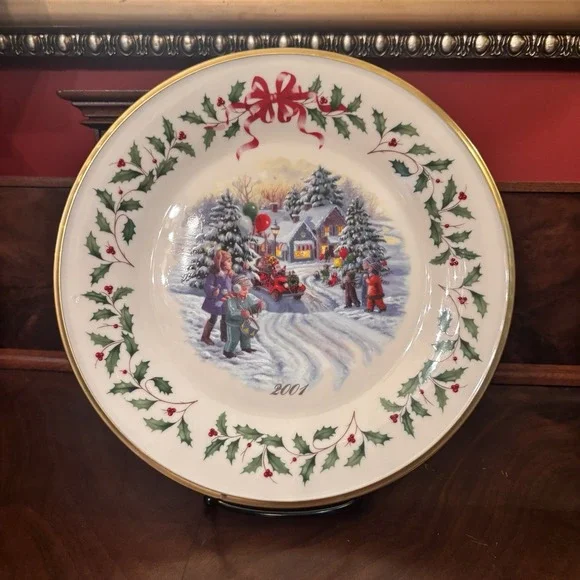Lenox 2001 Annual Holiday Collector Plate 11th in Series Christmas Village USA