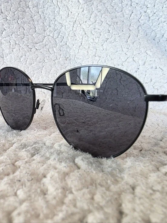 Quay Australia Loop Me In Sunglasses Black Frame Tinted Lens 54-17-140 47487