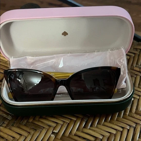 Kate Spade tortoise, cat eye 😎 sunglasses