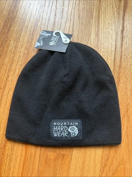 Mountain Hardwear Black Knit Beanie with Logo Patch new with tags