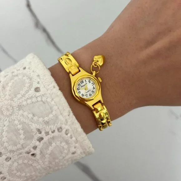 Sku:0347 Retro Gold Heart Charm White dial Women Fashion Watch + in a gift bag‎