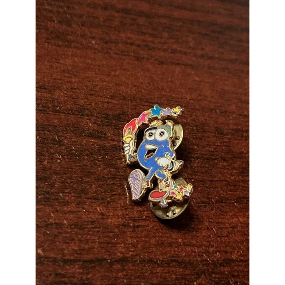 1996 Atlanta Olympics Mascot Izzy Carrying Olympic Torch Lapel‎ Hat Pin