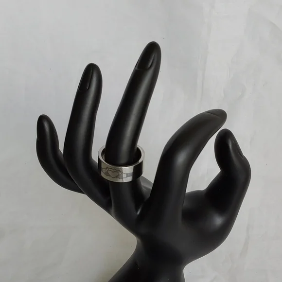 UNISEX SIZE 7‎ HAND HOLDING HEART RING