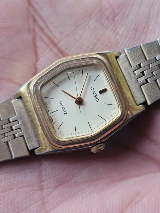 Vintage Seiko Ladies Wristwatch Gold Tone Quartz Analog Wrist Watch