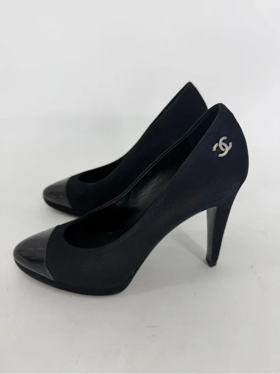 Authentic Chanel Interlocking CC Logo Black Suede Patent Cap Toe Pumps Size 38.5