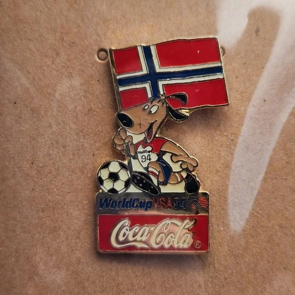 Norway World Cup '94 FIFA Flag Pin - Striker Dog Mascot & Coca Cola