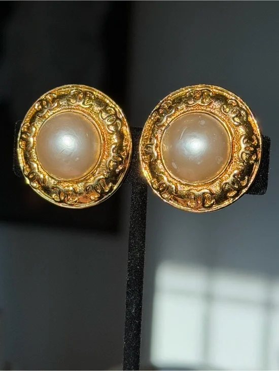 CHANEL Vintage Gold-Plated Button Earrings with Cream Faux Pearl
