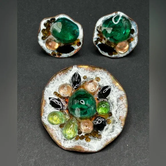 VTG Signed Sheldon Art Glass Copper Brooch and Screwback Earrings Set‎