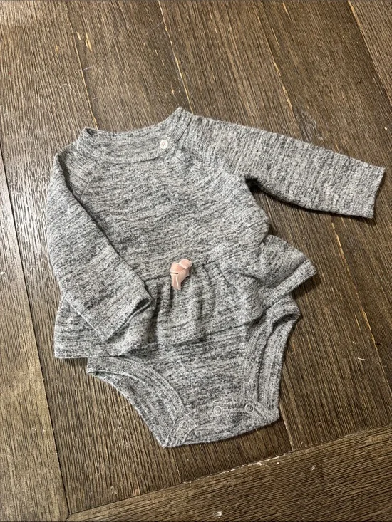 Carter’s Gray Ruffle Long Sleeve Bodysuit | 3 Months | Baby Girl