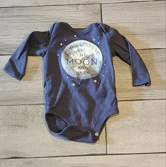 🦔Carters Mommy Loves Me Moon onesie 🌻