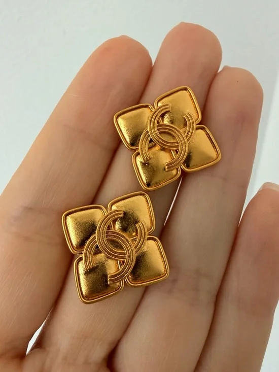 💛CHANEL Gold Flower Motif Stud Earrings✨