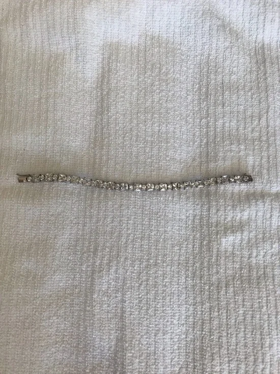 Beautiful sparkling Crystal Tennis Bracelet - Silver