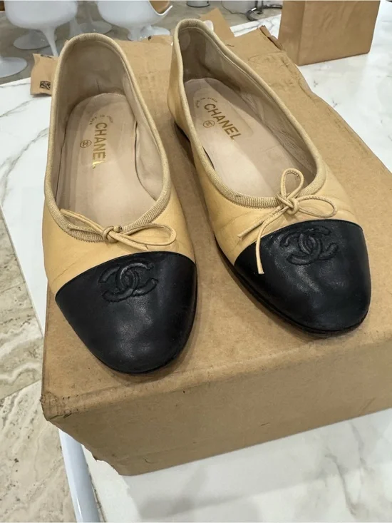 CHANEL Beige and Black Cap-Toe Leather Ballet Flats 38 1/2