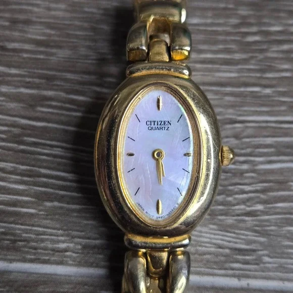 Vintage Citizen Quartz Ladies Watch Mother Pearl Dial Gold Tone 5920-S56573 Oval