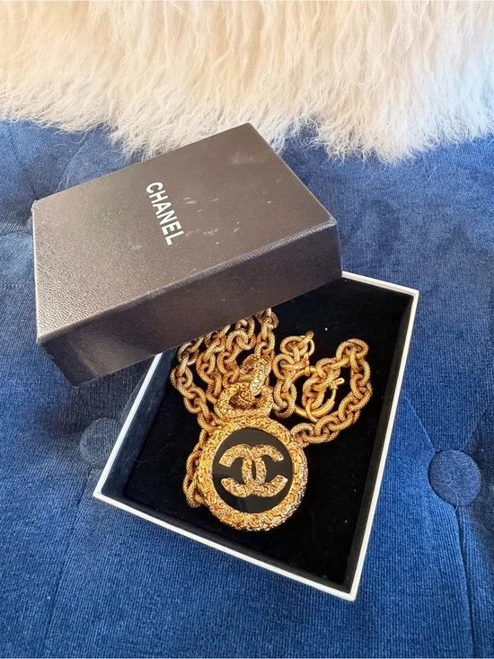 CHANEL lave museum 24k plated CC Medallion Chain Necklace