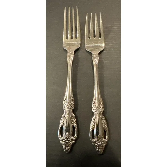 Oneida Raphael HH Distinction Deluxe Stainless Dinner Salad Fork Lot Of 2