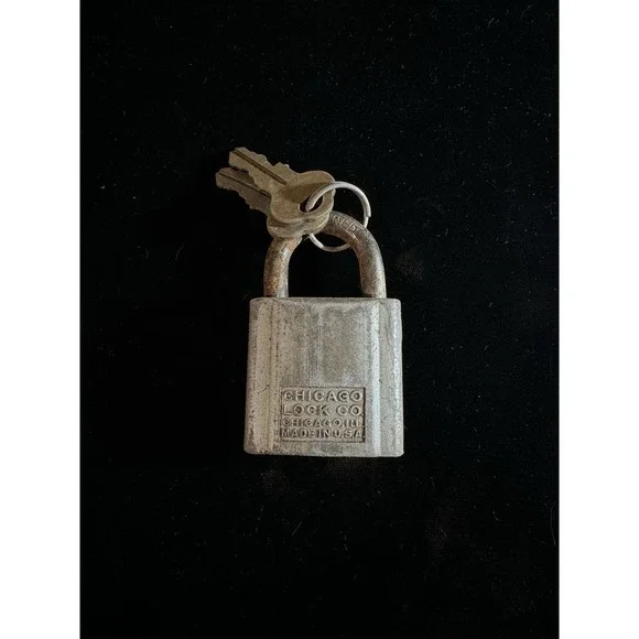 Vintage Old Chicago Lock Co. Company Padlock w/ 2 Working Keys‎ - Made In USA