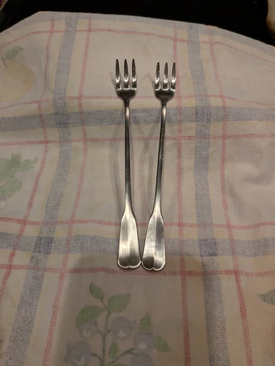 Oneida Colonial Artistry Stainless Steel Cocktail Forks - Silver (Set of 2)
