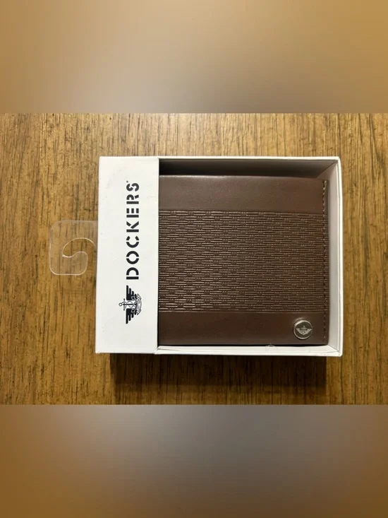 NWT Dockers Men’s Brown Textured Bifold Wallet