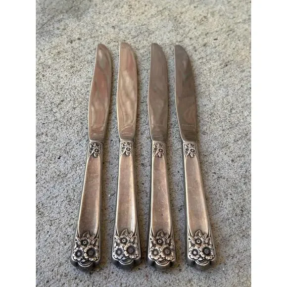 4 1950’s Wm. Rogers & Son April Flatware IS Silver Plate Dinner Knives 9 1/8 in.