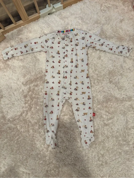 Magnetic Me Footie - Dogs Reading - 6-9 months