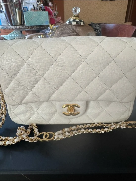 CHANEL Quilted Shoulder Bag in whire with Gold Hardware