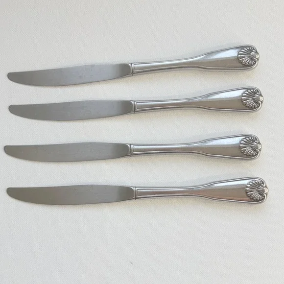 Oneida Dinner Knives Set of 4 Silver Good Shell Motif Stainless Steel Flatware