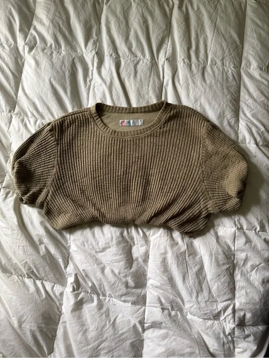 Free people beach Ribbed bubble hem crop top in Olive/ecru