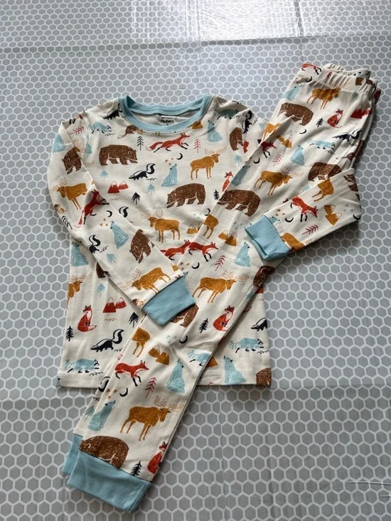 NWOT Cream Woodland Animals Kids Pajama Set with Light Blue Trim. Size 7