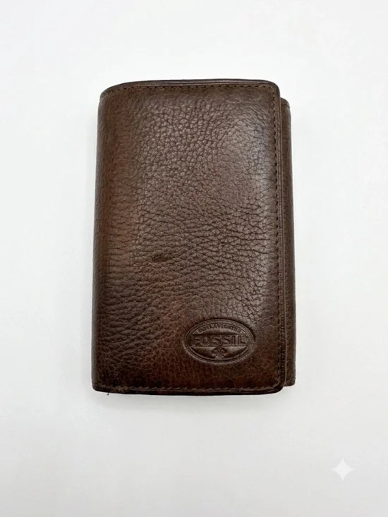 leather Fossil tri-fold key holder wallet featuring six metal key hooks.