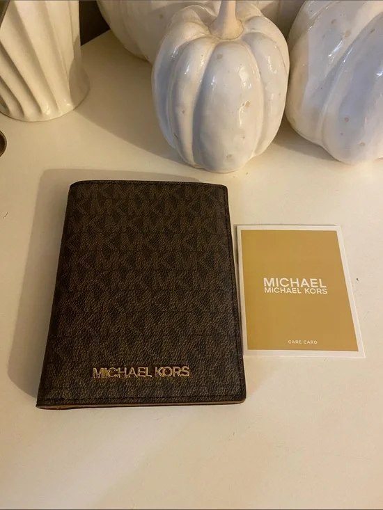 Michael Kors passport holder - BRAND NEW