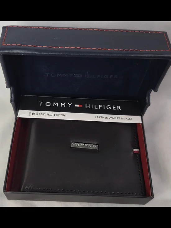Tommy Hilfiger Men's Black Leather RFID Bi-Fold Wallet