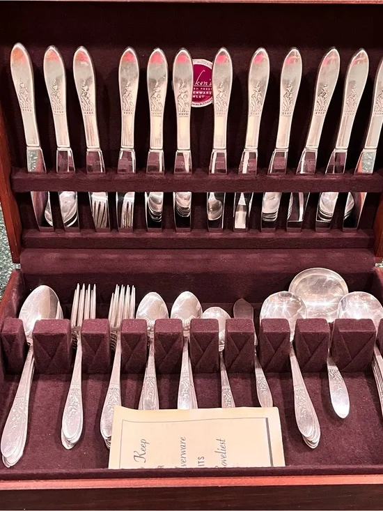 Vintage 1939 Oneida Silverplate Flatware Set + Naken's Storage Chest