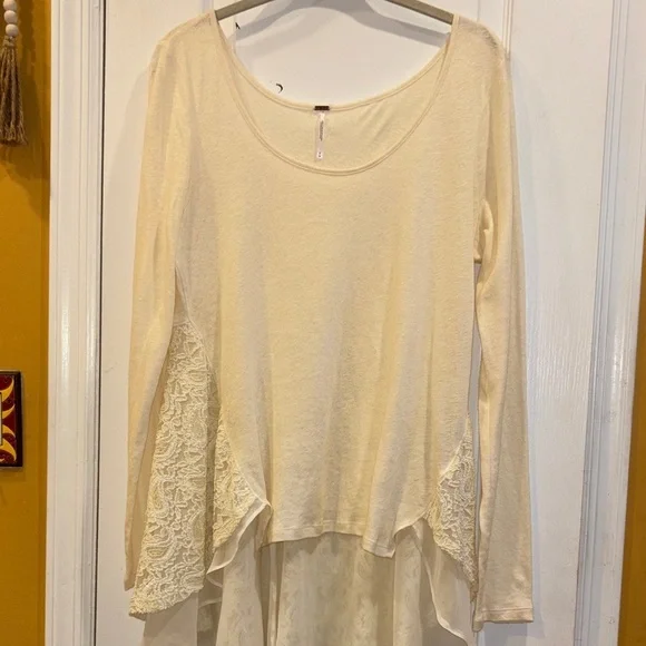 FREE PEOPLE TOP CREAM COLORED HI LOW HEM WITH LACE PANELS ON THE SIDES AND BACK