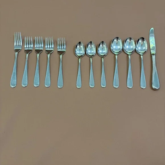 Oneida Flight Reliance Glossy Stainless Flatware Set 12 Pieces Silverware