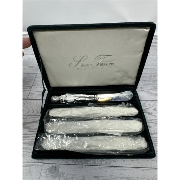 Vintage Silver Plated Treasures by Godinger-Set of 4‎ Butter Knives Nutcracker