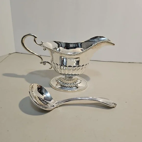 International Silver Co Silver Plated Gravy Boat W/ Ladle