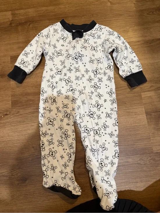 The Honest Company White Footed Pajama Set with Black Skull Pattern