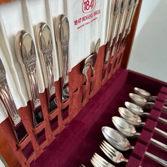 1847 ROGERS BROS FIRST LOVE SILVER-PLATED 51 piece 8 Place Settings & CHEST