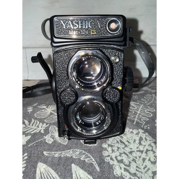 Yashica Mat-124 G TLR Medium Format Film‎ Camera Yashinon 80mm f3.5 Lens Japan