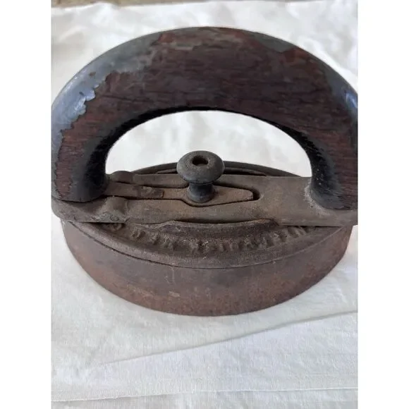 Vintage Flat Iron Solid‎ Metal 1920S Need A Good Cleaning. 2841