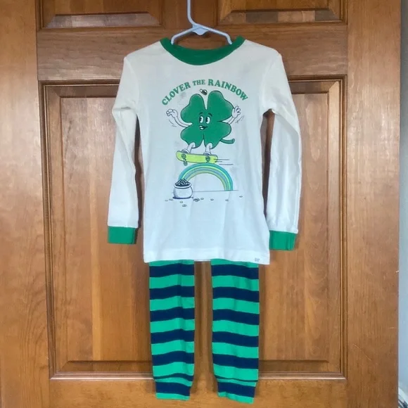 NWT 5t Gap St Patricks Day pjs. Clover, rainbow